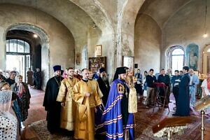 Божественная литургия в Успенском храме села Валищево городского округа Подольск