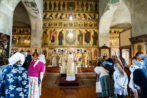 Божественная литургия в Успенском храме села Валищево городского округа Подольск