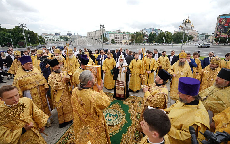 Молебен у памятника равноапостольного князя Владимира в Москве