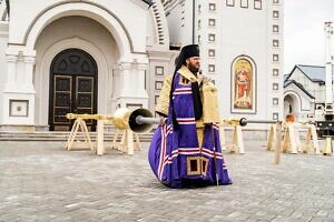 Освящение крестов в Михаило-Архангельском храме Патриаршего подворья в селе Акулинино