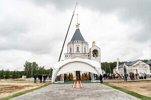 Освящение крестов в Михаило-Архангельском храме Патриаршего подворья в селе Акулинино