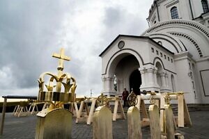 Освящение крестов в Михаило-Архангельском храме Патриаршего подворья в селе Акулинино