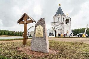 Освящение крестов в Михаило-Архангельском храме Патриаршего подворья в селе Акулинино