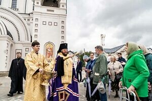 Освящение крестов в Михаило-Архангельском храме Патриаршего подворья в селе Акулинино