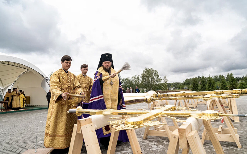 Освящение крестов в Михаило-Архангельском храме Патриаршего подворья в селе Акулинино