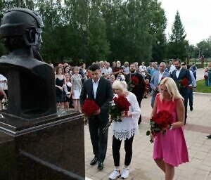 Открытие памятника легендарному хоккеисту в подмосковном Чехове