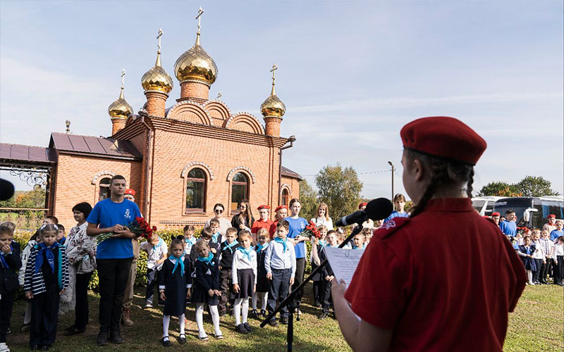 Торжественное возложение цветов к памятному знаку в деревне Мансурово