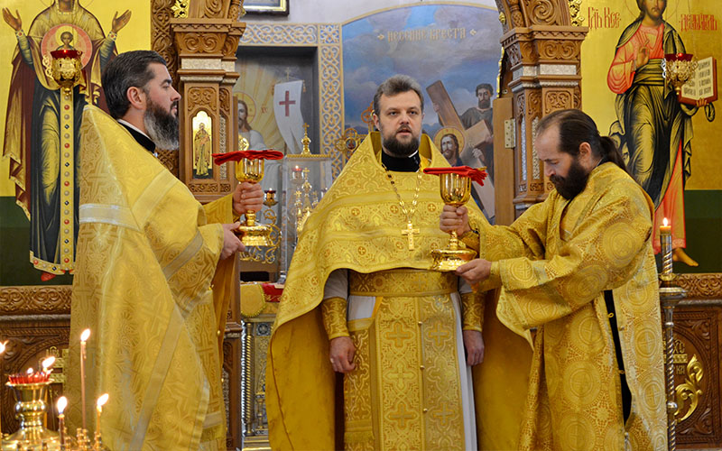 Божественная литургия в Никольском храме деревни Крюково