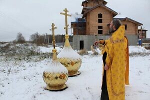 Освящение куполов с крестами в храме Благовещения Пресвятой Богородицы в деревне Ивановка