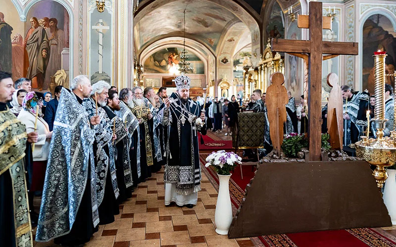 Вечерня с чтением акафиста Страстям Христовым в соборе Николы Белого города Серпухова