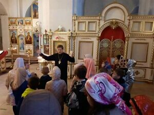 Экскурсия школьников в Спасский храм города Серпухова