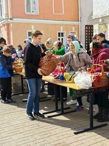 Освящение пасхальной снеди во Владычнем монастыре