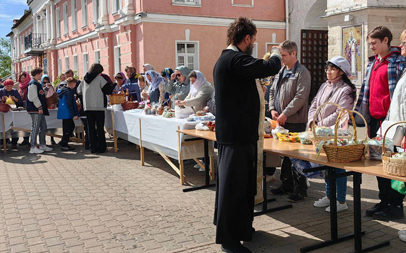 Освящение пасхальной снеди во Владычнем монастыре