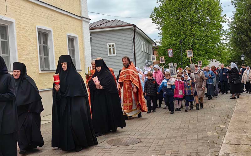 Шествие «Бессмертного полка» в православной гимназии