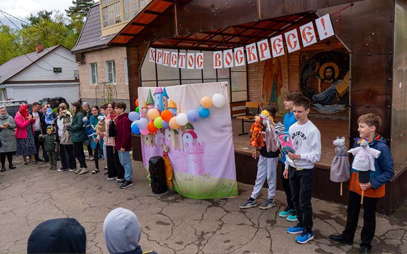 Участие молодёжи в празднике Пасхи в Тихвинском храме г. Ступино