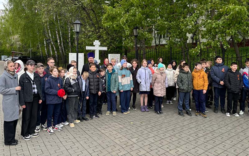 Возложение цветов к памятнику воинам Великой Отечественной войны в Видном