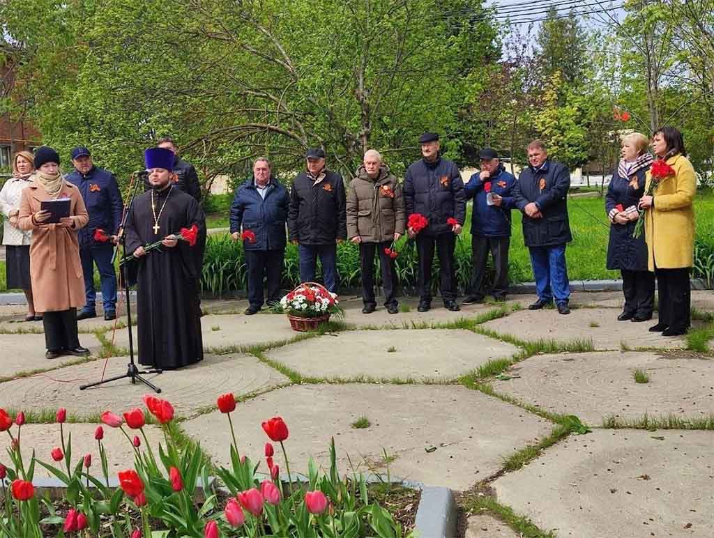 Возложение цветов в селе Вельяминово г.о. Домодедово - Подольская епархия