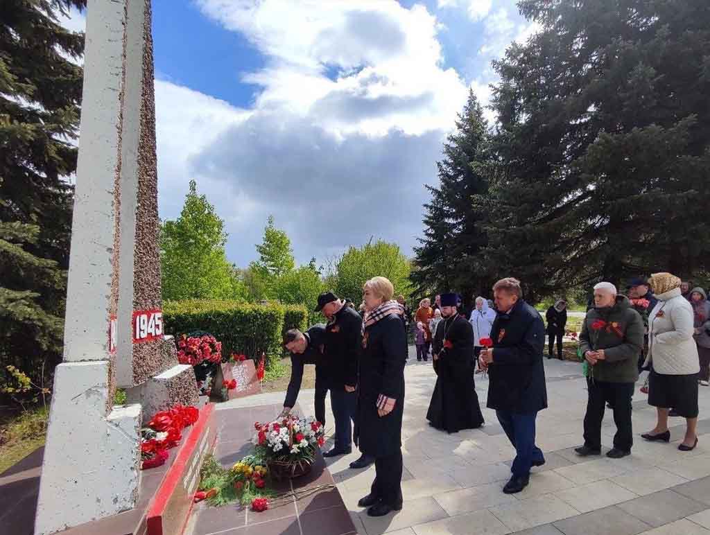 Возложение цветов в селе Вельяминово г.о. Домодедово - Подольская епархия