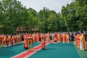 Божественная литургия в день празднования Собора новомучеников и исповедников Бутовских на Бутовском полигоне