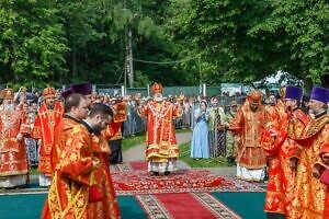 Божественная литургия в день празднования Собора новомучеников и исповедников Бутовских на Бутовском полигоне