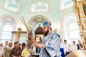 Архиерейское богослужение в Богородицерождественском храме деревни Тарычёво Ленинского г.о