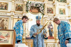 Архиерейское богослужение в Богородицерождественском храме деревни Тарычёво Ленинского г.о