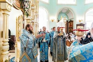 Архиерейское богослужение в Богородицерождественском храме деревни Тарычёво Ленинского г.о