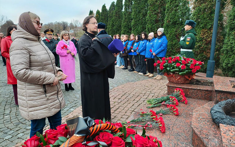 Возложение цветов к памятнику Воину-освободителю на Соборной горе в Серпухове