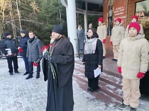 Церемония возложения цветов к мемориалу «Слава» близ деревни Станки г.о. Серпухов в день годовщины контрнаступления советских войск в битве под Москвой