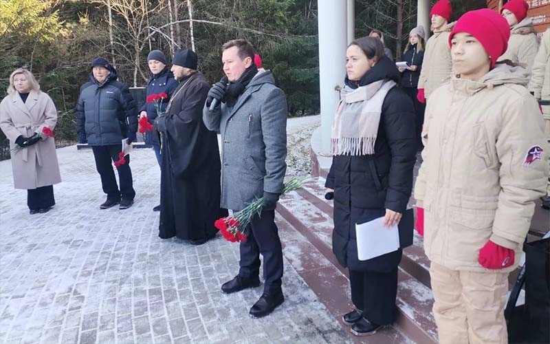 Церемония возложения цветов к мемориалу «Слава» близ деревни Станки г.о. Серпухов в день годовщины контрнаступления советских войск в битве под Москвой