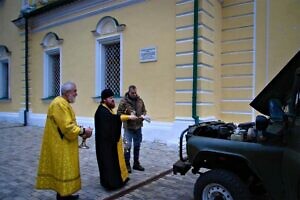 Передача автомобиля и гуманитарной помощи в зону проведения СВО от прихожан Илиинского храма города Серпухова