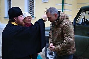 Передача автомобиля и гуманитарной помощи в зону проведения СВО от прихожан Илиинского храма города Серпухова